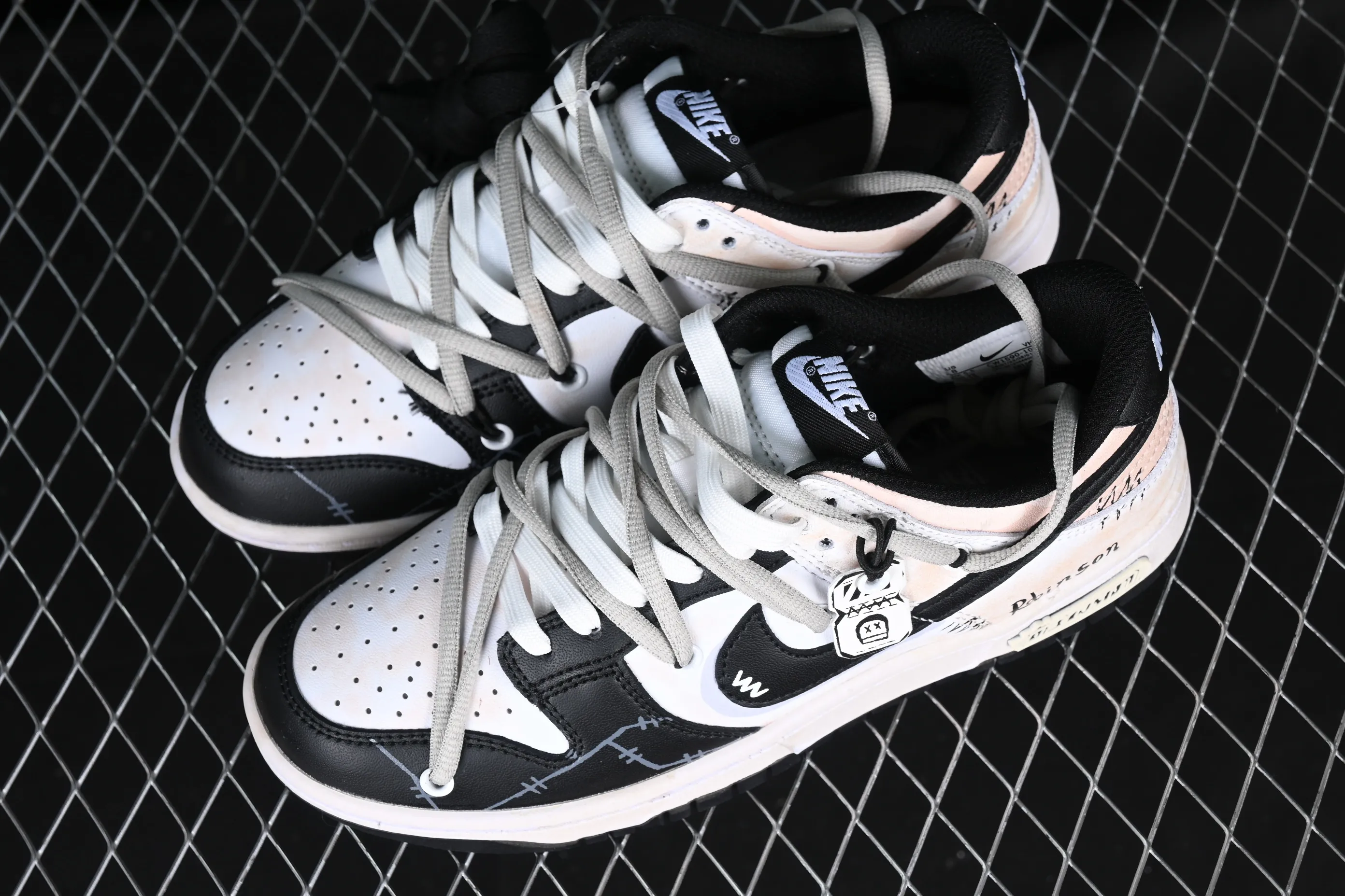All Categories Nk SB Dunk Series Nk SB Dunk Low Low-top sneakers Customized large box Nk Dunk Low DaVinci custom Robinson SB strappy low-top casual sneakers CW1590-100